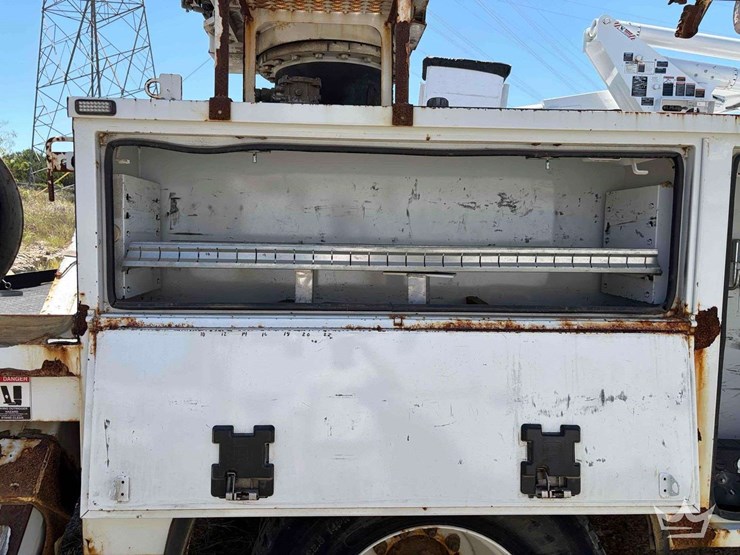 2018-freightliner-m2-106-image-20