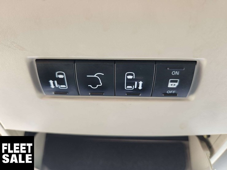 2016-chrysler-town-&-country-image-19