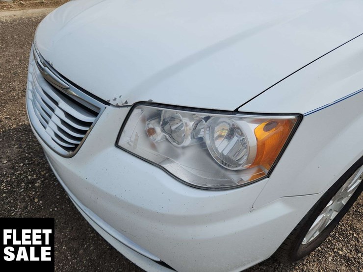 2016-chrysler-town-&-country-image-50