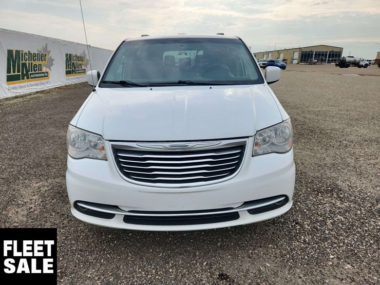 2015-chrysler-town-&-country-image-8