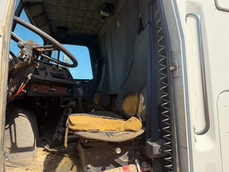 #52620-•-1990-whitegmc-wia-areo-series-sleeper-t/a-truck-tractor-4v1wdbjf3ln629984-inv#52620-image-68
