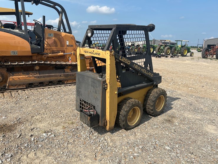 new-holland-l250-image-3
