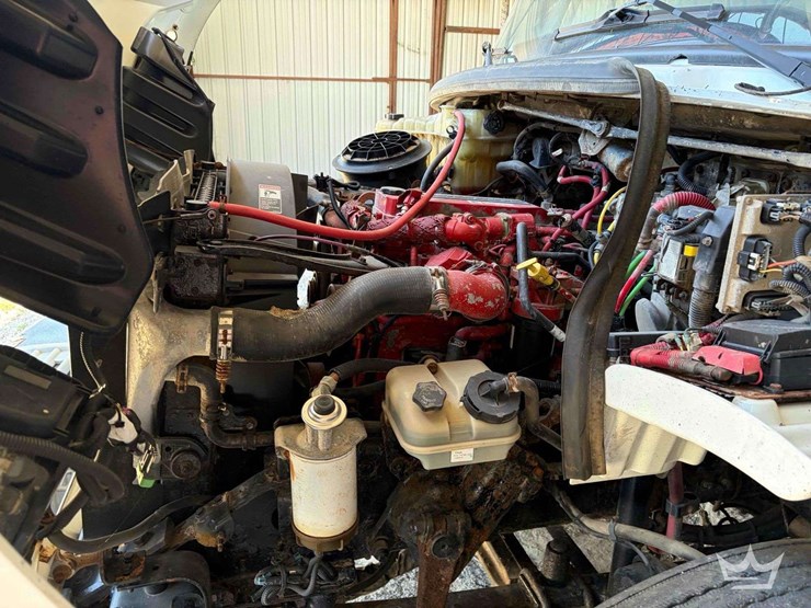 2014-freightliner-m2-106-image-5