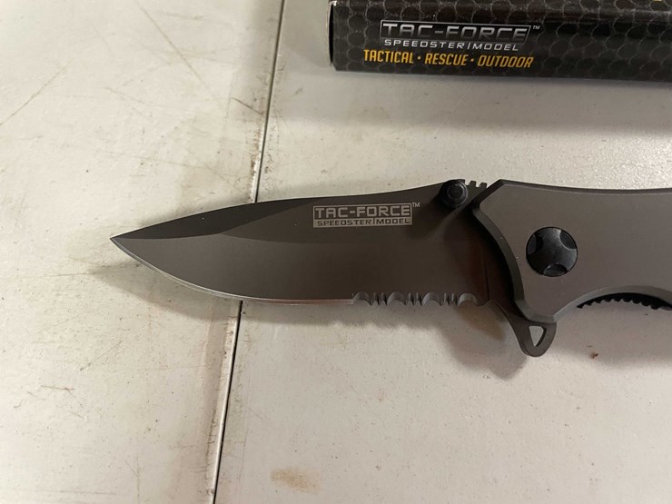 #10819-•-tactical-drop-point-serrated-lock-back-knife-image-2