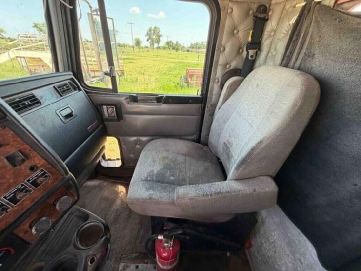 2005-kenworth-t800-image-25