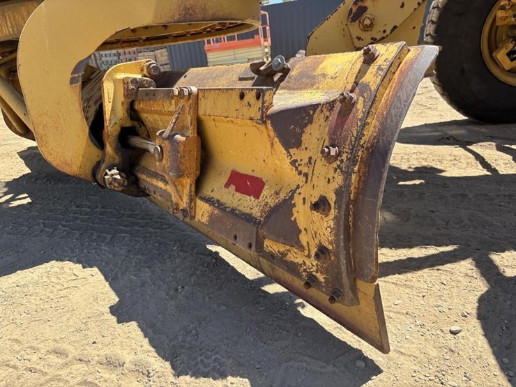 2005-caterpillar-143h-image-25