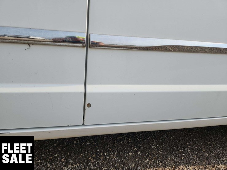 2016-chrysler-town-&-country-image-57
