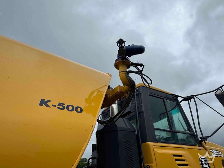 2013-deere-250d-image-31