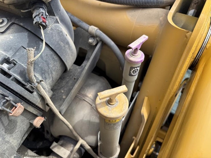 2022-caterpillar-430-image-56