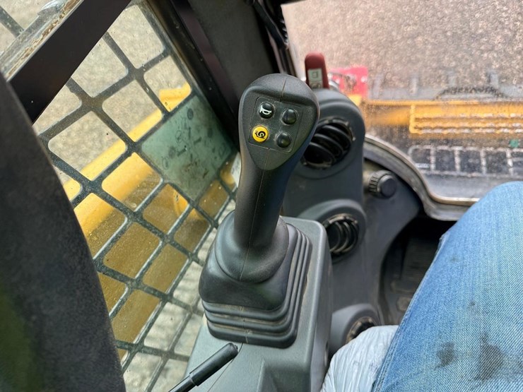 2020-caterpillar-299d3-image-25