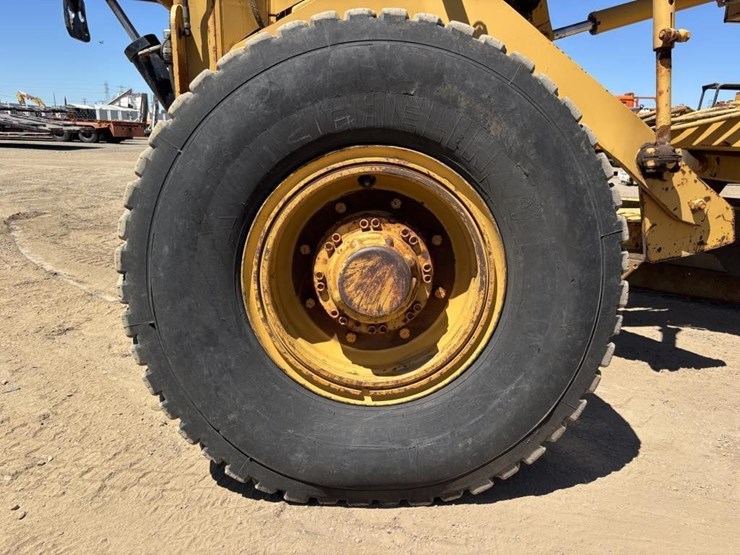 2005-caterpillar-143h-image-31