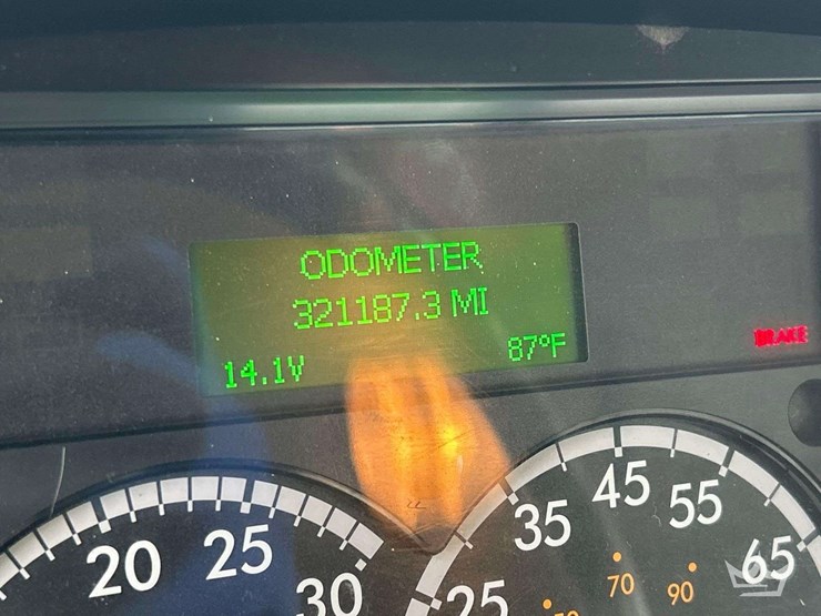 2020-freightliner-m2-106-image-6