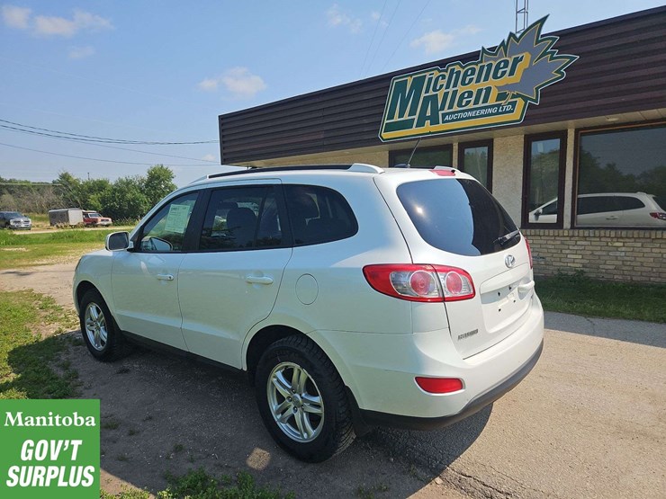 2011-hyundai-santa-fe-image-3