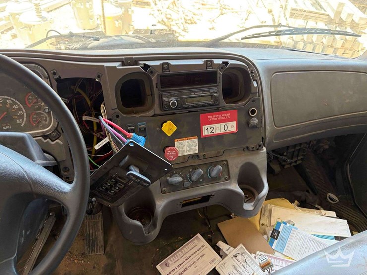 2016-freightliner-m2-106-image-10