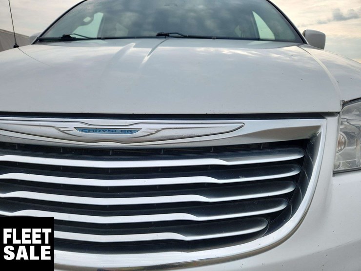 2015-chrysler-town-&-country-image-50