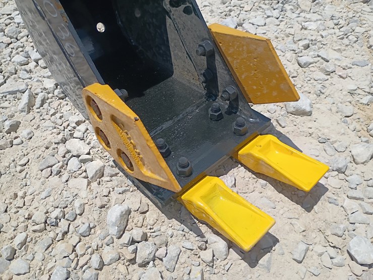 #l63-036-•-8"-bucket-mini-excavator-attachment-image-5