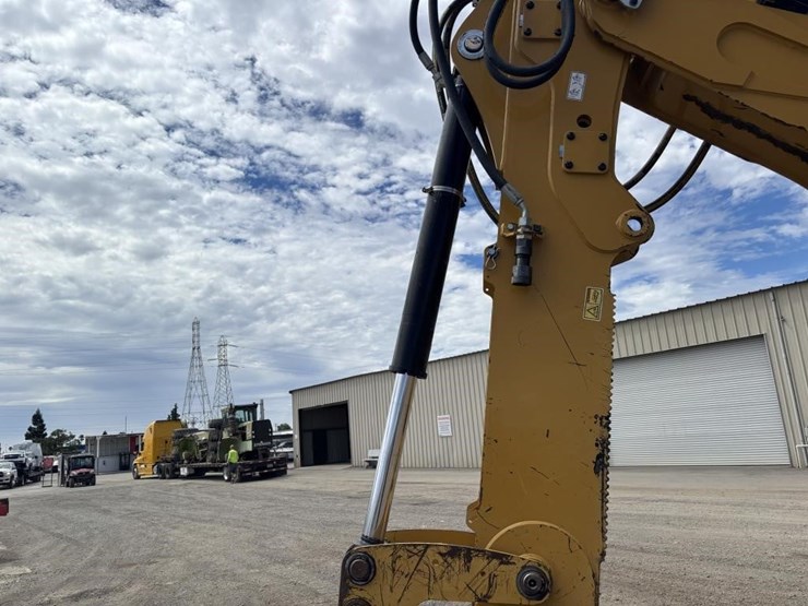 2022-caterpillar-430-image-21