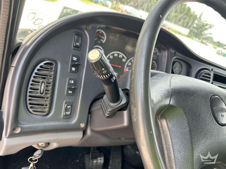 2013-freightliner-m2-106-image-21