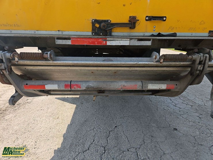 2015-freightliner-m2-106-image-28