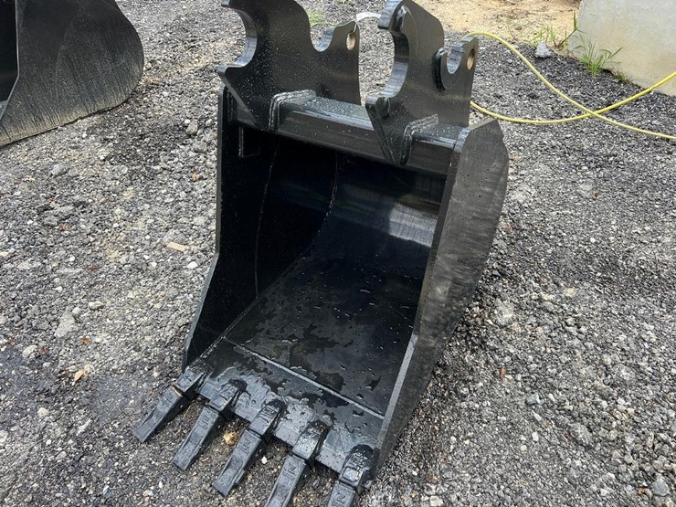30”-quick-attach-excavator-bucket-for-kx80-image-1