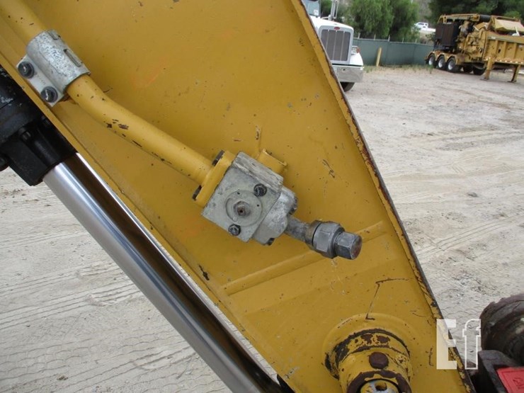 2015-caterpillar-336fl-image-17