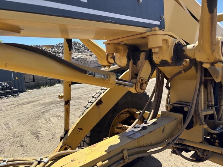 2005-caterpillar-143h-image-28