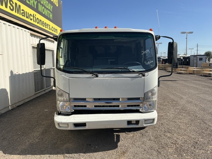 2009-isuzu-nqr-image-3