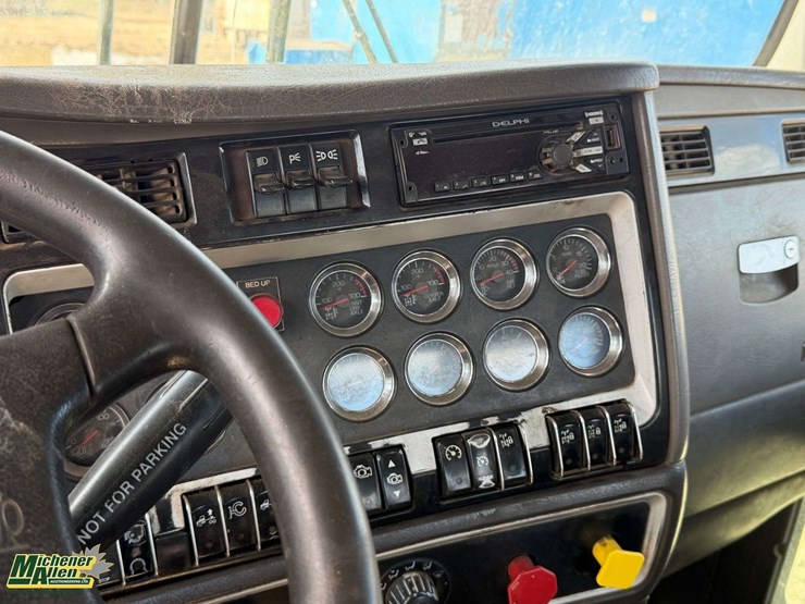 2016-kenworth-t800-image-16