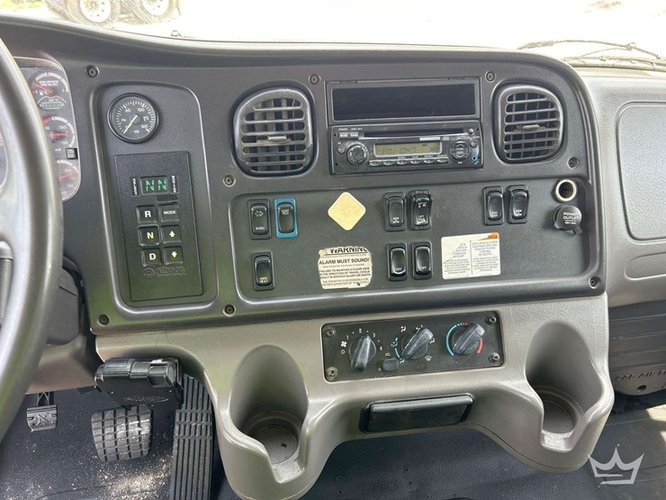 2013-freightliner-m2-106-image-24