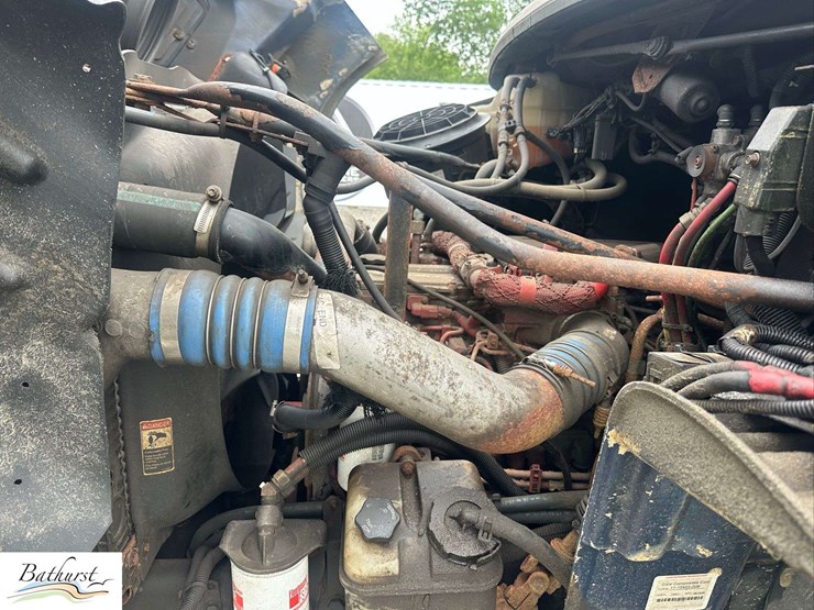 2010-freightliner-m2-106-image-23