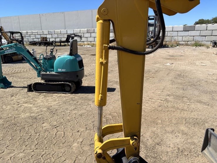 komatsu-pc28uu-image-12