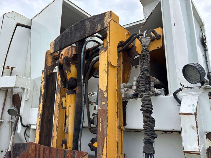 2019-freightliner-m2-106-image-13