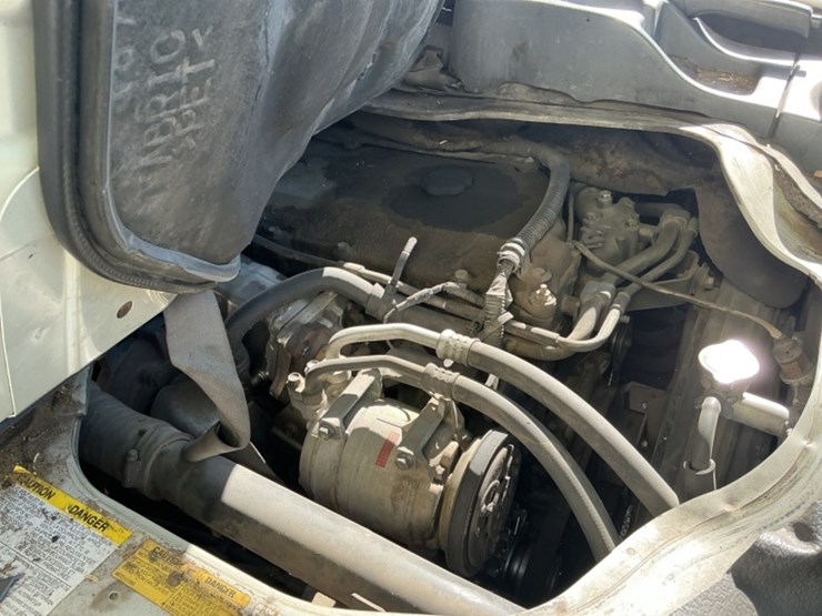 2010-isuzu-npr-image-11