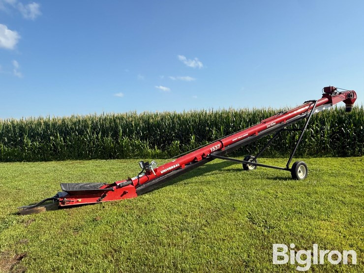 2021-universal-industries-1537-short-field-loader-electric-belt-conveyor-image-1