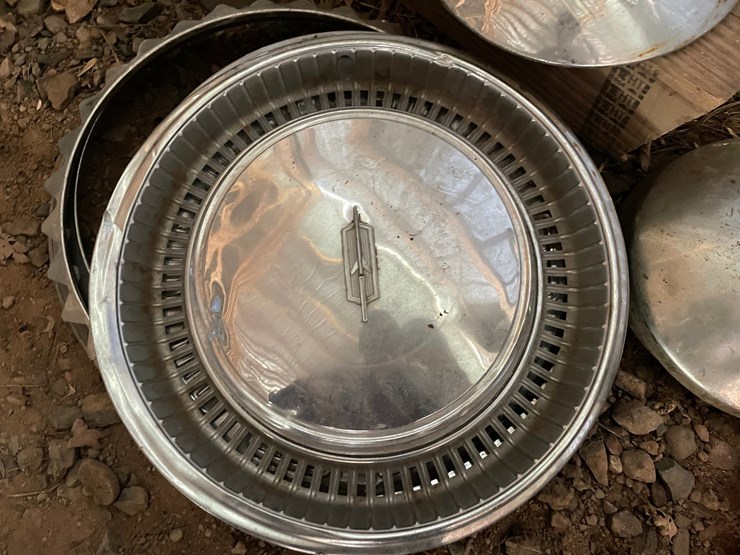 #1234-•-various-classic-car-hubcaps-image-3