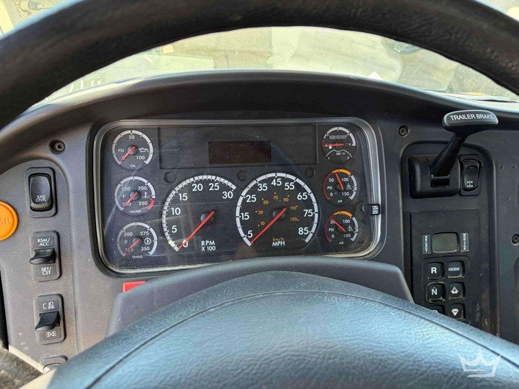 2018-freightliner-m2-106-image-30