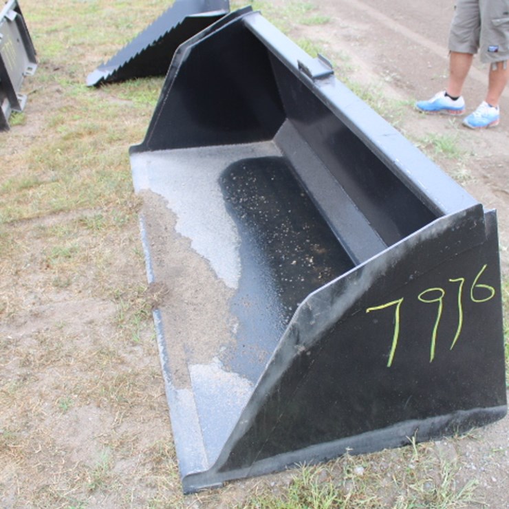 #7976 • 84 in skid steer snow/litter bucket