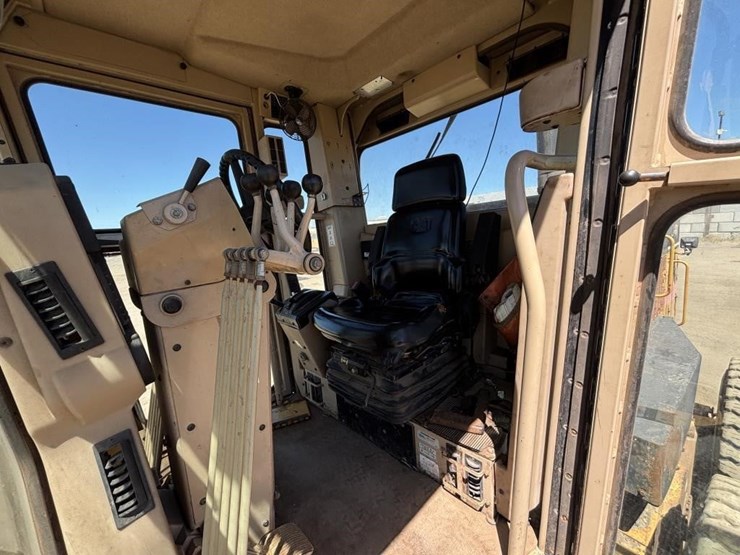 2005-caterpillar-143h-image-38