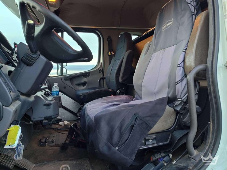 2014-freightliner-m2-106-image-58