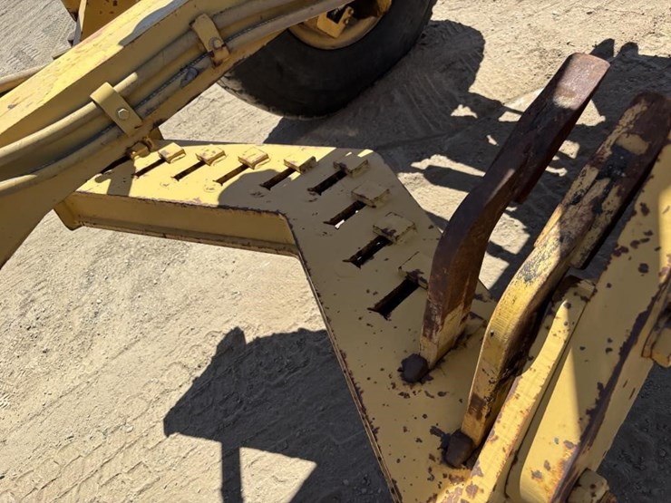 2005-caterpillar-143h-image-22