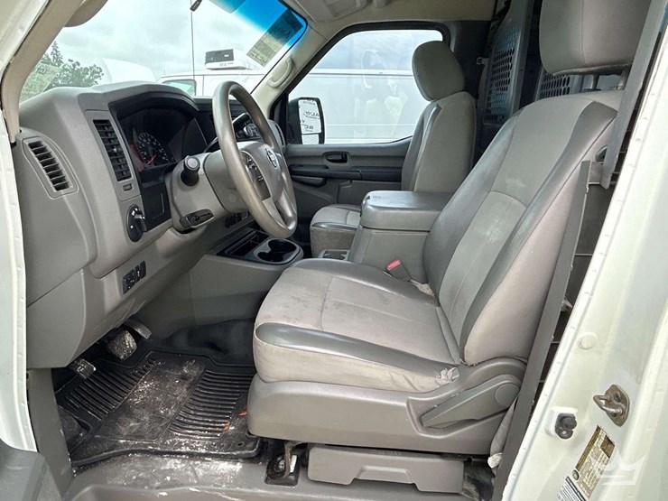 2017-nissan-nv2500hd-image-16