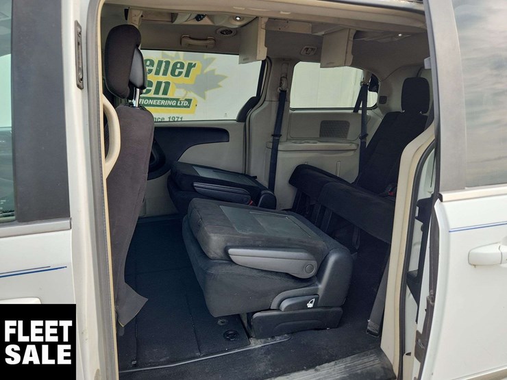 2015-chrysler-town-&-country-image-14