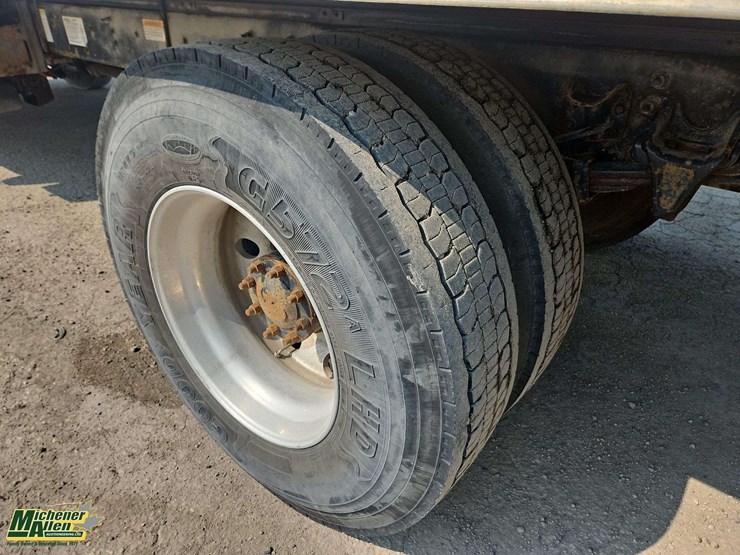 2015-freightliner-m2-106-image-11