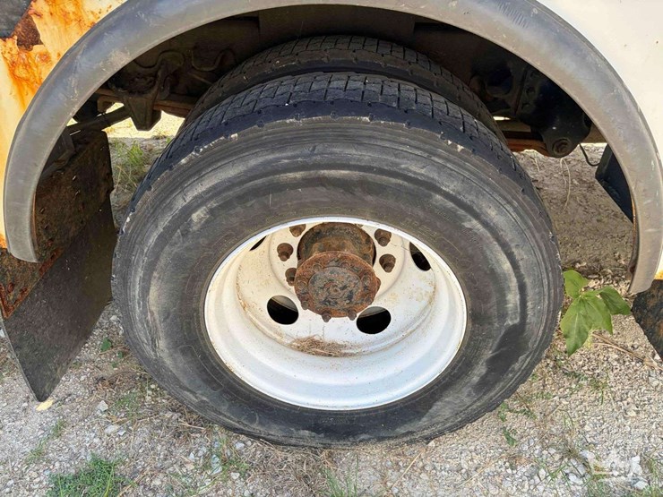 2017-freightliner-m2-106-image-30