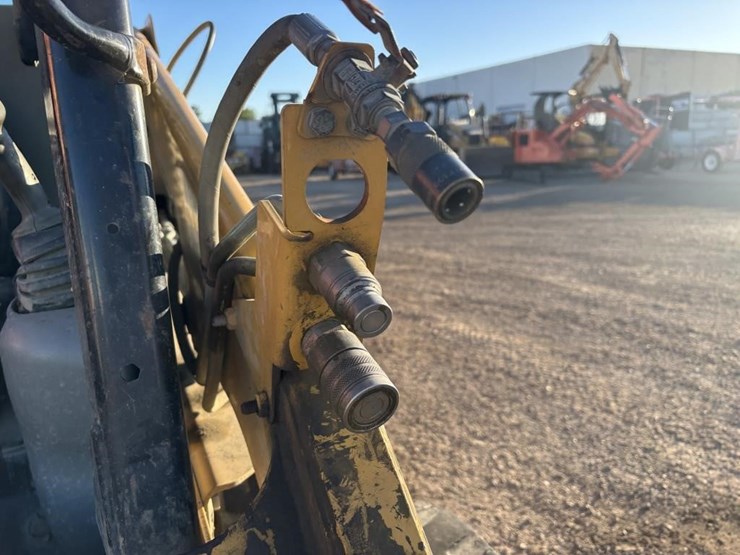 2014-caterpillar-226b3-image-12