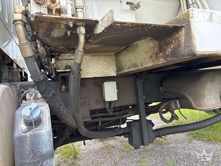 2019-freightliner-m2-106-image-21