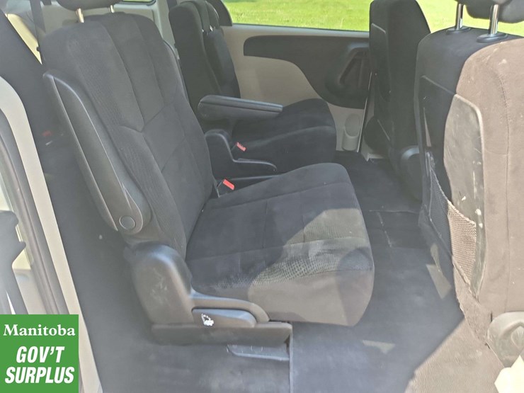 2013-dodge-grand-caravan-sxt-image-28