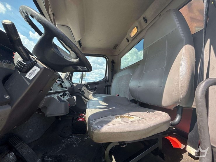 2014-freightliner-m2-106-image-26