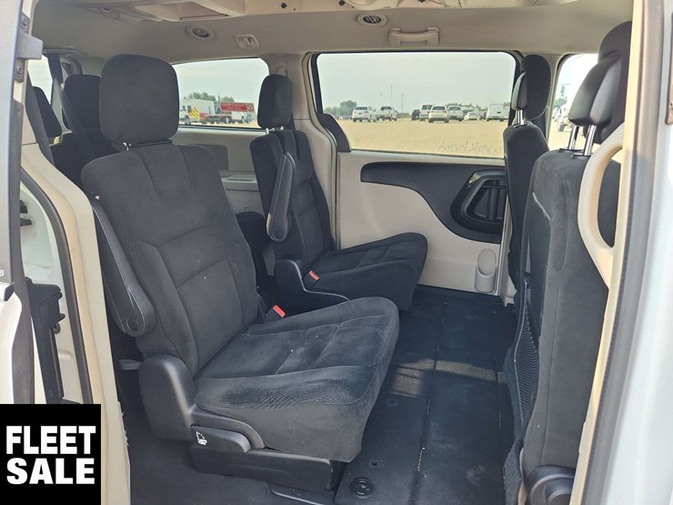 2016-chrysler-town-&-country-image-22
