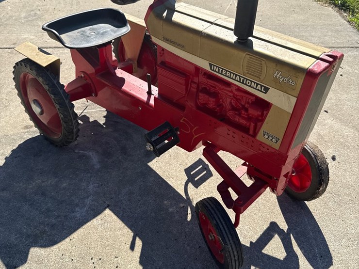 #54-•-international-farmall-826-demonstrator-pedal-tractor-image-4